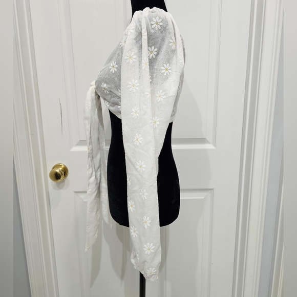 Nasty Gal, Daisy Embroidered Twist Front Crop Top NWT Size 4 - Picture 4 of 12